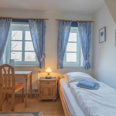 Holiday home Friesenhaushaelfte Suederoog *