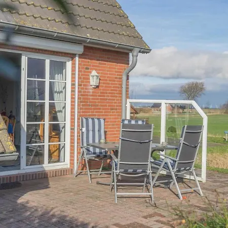 Holiday home Friesenhaushaelfte Suederoog
