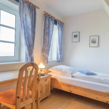 Holiday home Friesenhaushaelfte Suederoog